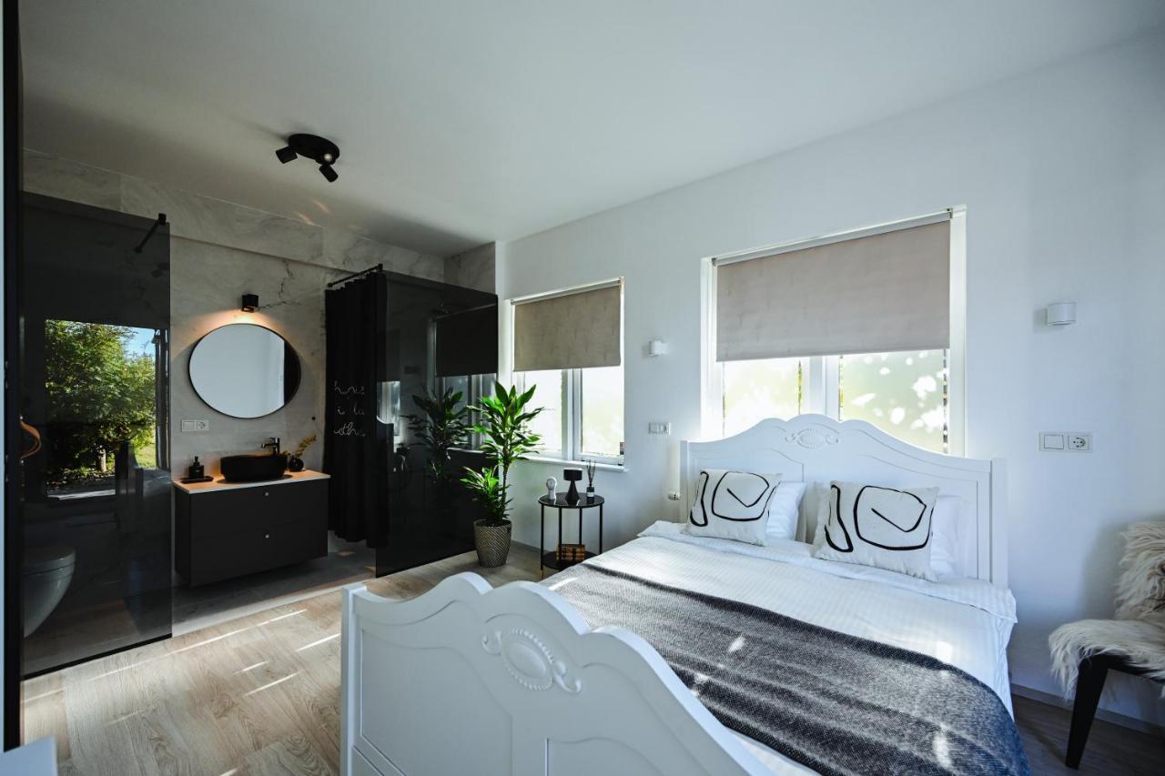 Alka - Cozy Room By The Sea With Private Hot Tub Njarthvik Екстер'єр фото